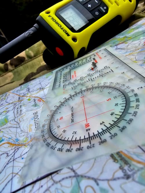 Kompas liniaal en een walkie talkie